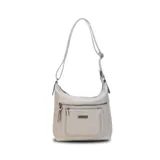 Bandolera negra de símil cuero con dos bolsillos frontales con cierre, un bolsillo trasero y tres bolsillos internos. Incluye correa larga regulable de símil cuero a tono.