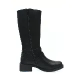 Bota negra de caña alta con hebillas decorativas y taco bajo.