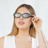 Lentes de sol ovalados con montura carey y lentes marrones con filtro UV400.