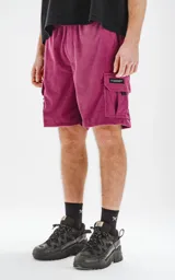 Bermuda cargo color borgoña de corderoy liviano, con bolsillos amplios con solapa, fuelle y detalles en cinta gross, elástico en la cintura y calce oversize.