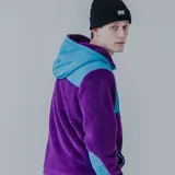 Gorro tipo beanie de tejido acanalado color morado, con borde doblado y parche rectangular negro con el logo "PULAU" y el texto "WEAR MORE & WORRY LESS ESTABLISHED IN 2023 IN MONTEVIDEO, UY".