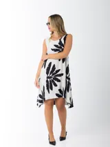 Vestido corto tipo musculosa con estampado de hojas de palmera en blanco y negro, con corte asimétrico.