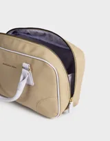 Cartera bowling color beige con detalles en blanco, doble asa corta de mano y correa regulable desmontable.
