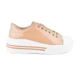 Championes casuales de mujer color beige, con plataforma blanca y cordones al tono.