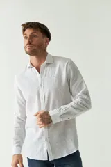 Camisa celeste con microestampado, de lino y algodón, corte regular y logo bordado en el pecho.