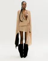 Vestido corto color beige con escote cruzado, mangas largas acampanadas y falda corta.