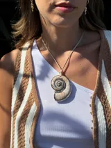 Gargantilla de tiento color beige con dije de caracol de resina.