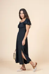 Vestido midi negro con escote cuadrado, mangas cortas abullonadas y lazo ajustable en el escote.