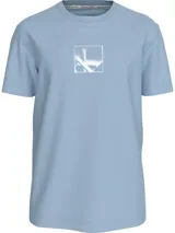 Remera celeste de algodón con cuello redondo y manga corta. Estampado frontal con el logo de Calvin Klein Jeans dentro de un cuadrado blanco.