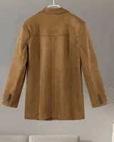 Blazer de gamuza color camel, con solapas de muesca, cierre con dos botones, bolsillos laterales con solapa y forro interior.