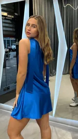 Vestido corto azul eléctrico de satén, con escote asimétrico y cuello choker.