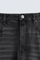Pantalón de jean celeste de corte flare, con cinco bolsillos, efecto lavado y bajo con acabado irregular.