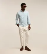 Camisa de jean celeste para hombre, de manga larga, con cuello solapa, abotonado delantero y bolsillo en el pecho.