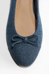 Ballerinas de jean azul con moño decorativo en la parte delantera y forro de satén.