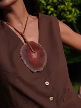 Collar con dije de ágata azul y blanca, con cordón de cuero marrón ajustable.