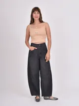 Musculosa gris con breteles finos y bordado de un cangrejo rojo en el pecho.