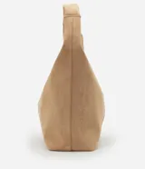 Bolso hobo grande color beige, confeccionado en gamuza sintética, con correa de hombro y cierre de cremallera.
