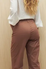 Pantalón recto negro de algodón con tiro medio y bolsillos delanteros.