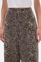 Pantalón ancho de algodón con estampado multicolor y calce alto.