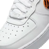Zapatillas Nike Air Force 1 color beige con detalles en crema, suela blanca y base color caramelo.