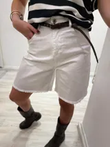 Bermuda marrón de gabardina elastizada con cinturón fino con tachas y detalles de flecos en el ruedo.