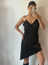 Vestido corto negro con breteles finos y escote en V con detalle de encaje.