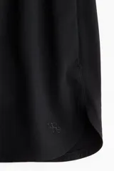 Short deportivo negro de tejido funcional con tecnología DryMove™ que ayuda a absorber el sudor. Tiene corte estándar, cintura elástica con cordón ajustable, bolsillos laterales y aberturas laterales en el bajo.