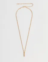 Cadena corta dorada con dije de la letra A cubierto de strass.
