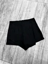 Short tipo pollera negro de bengalina, con diseño cómodo y ajustes en la cintura.