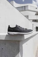 Zapatillas blancas de lana merino, diseño minimalista y atemporal, sin género y para todas las edades. Capellada y forro de lana merino, suela de EVA.