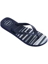 Chancletas Havaianas azul marino con estampado de rayas diagonales en tonos celeste y blanco.