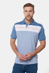 Remera polo de jersey con rayas horizontales en tonos de azul y blanco.