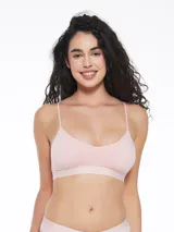 Top deportivo color negro con breteles finos y elástico con logo de la marca en el contorno inferior.
