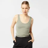 Musculosa verde oliva de algodón con cuello redondo y sisas anchas.