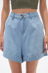 Short negro con textura arrugada, cintura elástica con cordón ajustable y corte holgado.