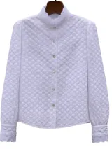 Camisa blanca con cuello alto con volados y mangas largas abullonadas con puños con volados.