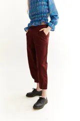 Pantalón capri color lila de gabardina de algodón.