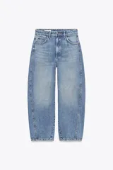 Pantalón de jean celeste de corte carrot, tiro medio y cinco bolsillos.