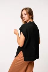 Chaleco negro de lana con cuello redondo y diseño trenzado.