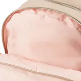 Mochila pequeña color beige, de cuero sintético, con cierre superior y bolsillo frontal con cierre.