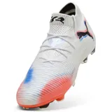Championes de fútbol Puma Future 8 Ultimate FG, color blanco con detalles en naranja y negro.