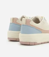 Championes de plataforma color crema con detalles en rosa y celeste.