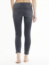Jeans skinny de tiro medio color gris oscuro, con cierre de cremallera y botón, bolsillos delanteros y traseros, y banda lateral con logo de Calvin Klein Jeans.