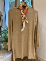 Vestido corto color beige de lanilla rib con manga larga.