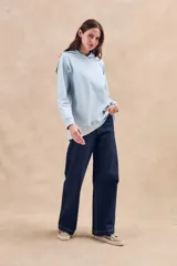 Sweater de algodón color lila, con diseño oversize y capucha.