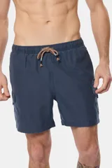 Short de baño color verde militar, con cintura elástica ajustable con cordón, bolsillos laterales tipo cargo y suspensor de malla fina.