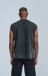 Remera negra sin mangas con efecto gastado, cuello redondo y calce oversize.