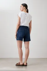Short de jean azul medio con cinto con hebilla redonda.
