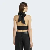 Top negro de Adidas con cuello alto y espalda descubierta.