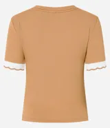 Blusa color caramelo de rib con cuello redondo, manga corta con detalle de retilínea contrastante en blanco y cierre frontal con botones.